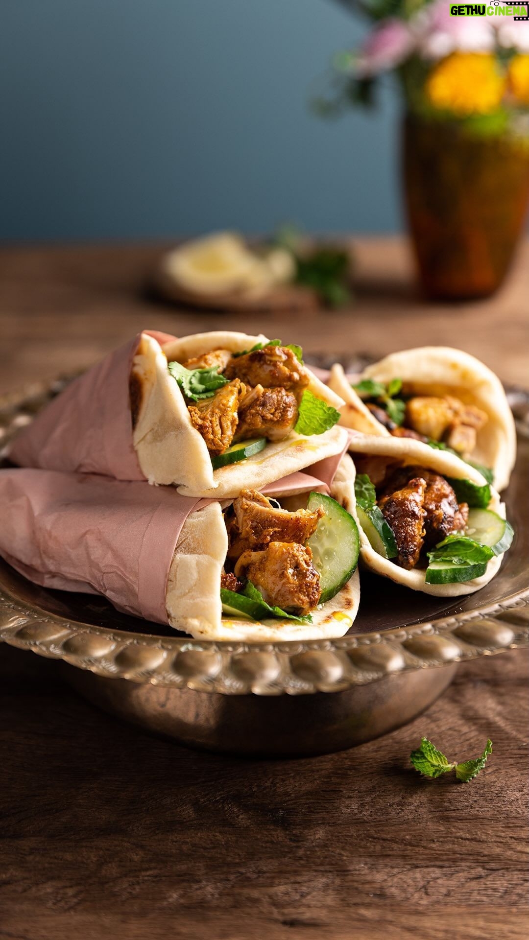 Rita Lobo Instagram - A minha AirFryer Oven tem um espeto giratório que deixa a sobrecoxa de frango douradinha. Que receita deliciosa! Você pode servir esse franguinho de vários jeitos. Eu dei um toque indiano e levei pra mesa com naan (tem receita desse pão no Panelinha), salada de pepino, molho de iogurte, gomos de limão e ervas frescas. Todas essas essas receitas estão no Panelinha.com.br. Lá, você também encontra todos os produtos da minha parceria com a @electroluxbr. #TBT #ReceitaPanelinha #RitaLobo #ComidaDeVerdade #ReceitaPratica