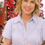 Rita Lobo Instagram - Tem Cozinha Prática Especial Fim de Ano vindo aí! 🤩🎄🎆 Rita Lobo une as coisas que a gente só faz no fim do ano, com dicas de decoração e presentes, além de muitas receitas para você surpreender com pratos belíssimos e dourados pro Natal e ideias para conseguir lidar com a fila de receitas que vão pro forno, inovar nas sobremesas e preparar um banquete surpreendente pro Ano Novo com comida de verdade! De 18 a 22/12, de segunda a sexta, às 21h30, no @gnt! 📺🎄🎅🏻. #CozinhaPráticaNoGNT