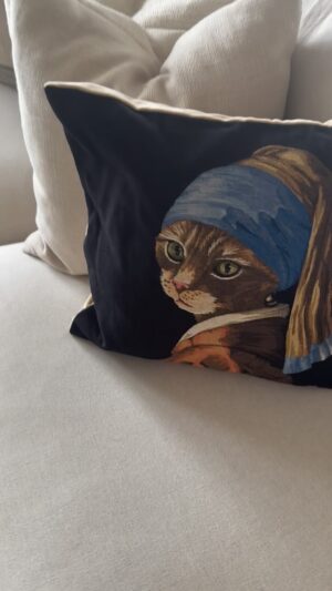 Rita Lobo Instagram - Hoje faz 3 anos que a Lili está em casa! E quero aproveitar a data pra falar sobre INTRODUÇÃO ESTRUTURADA DE GATOS. Se você tem um gato e vai adotar outro, estude sobre a técnica. Ela funciona. 

Aliás, nós últimos seis meses, o assunto que mais estudei foi a psicologia — e o instinto — dos gatos. Eles são fascinantes. E deixam a nossa vida muito mais feliz. 

(O único problema é o efeito pirâmide: de repente, você quer mais um, e mais outro, e mais outro…)
