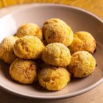 Rita Lobo Instagram - PETISCO PERFEITO PRO ENCONTRO DE FIM DE ANO COM A TURMA – Olha só: milho congelado, iogurte e polenta instantânea são os responsáveis por esta receita ser tão prática. Aí o queijo, e os temperos chegam com tudo pra dar mais sabor à massa. Em 12 minutos na AirFryer da minha linha #ElectroluxPorRitaLobo, o bolinho de milho fica pronto! Não tem receita melhor pra levar na confra de fim de ano! Aliás, se tá procurando um presentão de Natal, leva uma AirFryer junto com o bolinho. No Panelinha.com.br, você encontra mais receitas de AirFryer e também todos os produtos da minha linha. #TBT #ReceitaPanelinha #RitaLobo #ComidaDeVerdade #ReceitaPratica