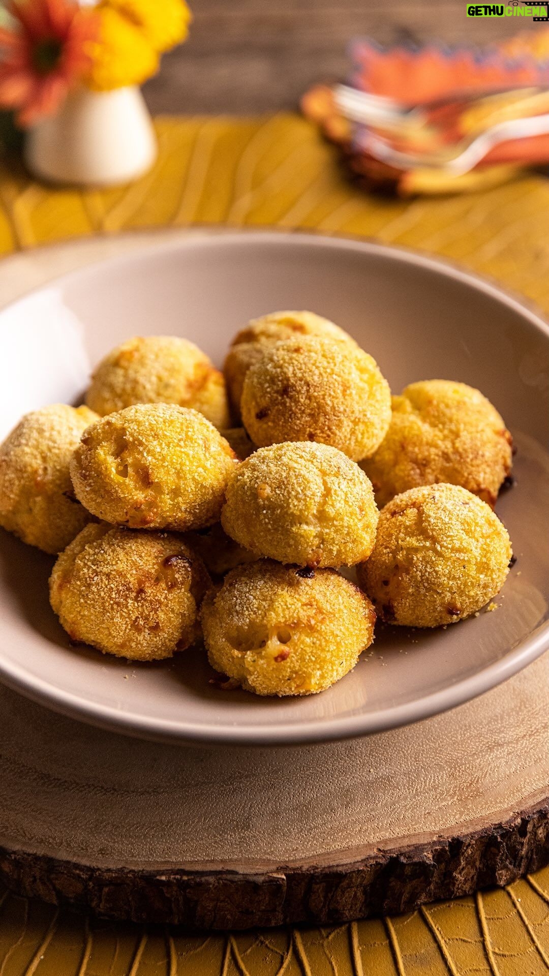 Rita Lobo Instagram - PETISCO PERFEITO PRO ENCONTRO DE FIM DE ANO COM A TURMA – Olha só: milho congelado, iogurte e polenta instantânea são os responsáveis por esta receita ser tão prática. Aí o queijo, e os temperos chegam com tudo pra dar mais sabor à massa. Em 12 minutos na AirFryer da minha linha #ElectroluxPorRitaLobo, o bolinho de milho fica pronto! Não tem receita melhor pra levar na confra de fim de ano! Aliás, se tá procurando um presentão de Natal, leva uma AirFryer junto com o bolinho. No Panelinha.com.br, você encontra mais receitas de AirFryer e também todos os produtos da minha linha. #TBT #ReceitaPanelinha #RitaLobo #ComidaDeVerdade #ReceitaPratica