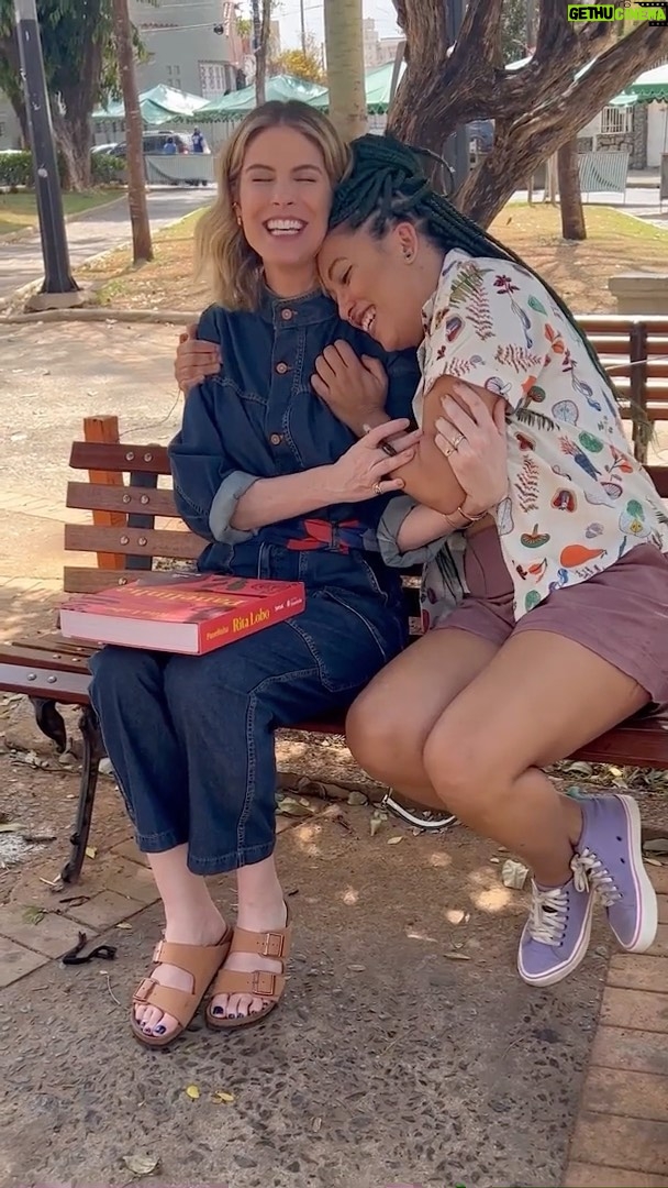 Rita Lobo Instagram - Imagine a alegria que senti ao presentear o meu livro pra Ana Flávia! A reação dela foi tão espontânea, tão linda. Ana!!! Fiquei tão feliz, espero que esteja usando muito. Digo que o novo Panelinha é o meu livro definitivo. Isso porque ele reúne o que aprendi de mais relevante sobre alimentação desde o lançamento do site Panelinha, no ano de 2000. É muito tempo trabalhando pra melhorar a alimentação das pessoas em casa. Pro livro, escolhi um pouco mais de 550 receitas, todas fotografadas. É um livrão! Essa seleção de receitas foi pensada pra resolver a alimentação em casa, nas mais variadas situações: do almoço do dia a dia ao bolo de aniversário das crianças. E sempre de maneira saudável, porque todas as receitas são comida de verdade. Não tem indicação de uso de nenhum ultraprocessado: nem tempero pronto, biscoito, refrigerante, etc. Posso dizer que eu levei 20 anos pra produzir o novo Panelinha! E a gente só consegue publicar um livro desse tamanho porque tem um parceiro como a @editorasenacsp. É como eu disse pra Ana Flávia: é o livro da minha vida, e espero que seja muito bom pra sua também. Ele tá à venda em livrarias espalhadas por todo o Brasil, físicas e online também. E é um presente de Natal fantástico! #ReceitaPanelinha #RitaLobo #ComidaDeVerdade #ReceitaPratica