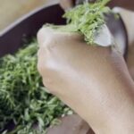 Rita Lobo Instagram - Ei, bom dia! Durante as gravações do Prato Feito Brasil, no país todo, pude comprovar a minha teoria: a cozinha proporciona um tipo de intimidade muito própria, que tem a ver com a sensação de pertencimento. Vê se não dá vontade de passar o dia com a família da Ana Flávia? Aliás, muita gente me escreveu pra contar que ficou com água na boca assistindo a essas mulheres incríveis cozinhando – e também vendo os meninos da república em Ouro Preto. Se o plano aí na sua casa é preparar algumas delícias bem caseiras, corre lá no Panelinha.com.br que tem uma seleção de receitas. Se você perdeu o episódio em Minas, o penúltimo do Prato Feito Brasil, pode assistir hoje (sábado), às 20h15, no @gnt. A minha série documental também está no #globoplay, onde você pode ver quando quiser! #PratoFeitoBR #ReceitaPanelinha #RitaLobo #ComidaDeVerdade #ReceitaPratica