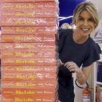 Rita Lobo Instagram - Onde você gostaria que fosse a primeira sessão de autógrafo-relâmpago de 2024? A última do ano foi hoje, na @livrariadavila do Shopping Pátio Higienópolis, em São Paulo – e ainda deixei 30 livros assinados por lá! O novo Panelinha, meu livro definitivo, publicado em parceria com a @editorasenacsp, é um compilado do que aprendi sobre alimentação nos 20 anos e poucos anos do site. E isso inclui mais de 550 receitas fotografadas! Elas vão resolver a comida do dia a dia na sua casa de maneira saudável! #ReceitaPanelinha #RitaLobo #ComidaDeVerdade #ReceitaPratica