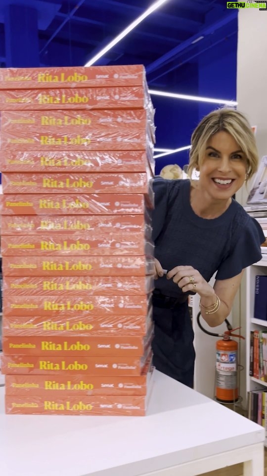 Rita Lobo Instagram - Onde você gostaria que fosse a primeira sessão de autógrafo-relâmpago de 2024? A última do ano foi hoje, na @livrariadavila do Shopping Pátio Higienópolis, em São Paulo – e ainda deixei 30 livros assinados por lá! O novo Panelinha, meu livro definitivo, publicado em parceria com a @editorasenacsp, é um compilado do que aprendi sobre alimentação nos 20 anos e poucos anos do site. E isso inclui mais de 550 receitas fotografadas! Elas vão resolver a comida do dia a dia na sua casa de maneira saudável! #ReceitaPanelinha #RitaLobo #ComidaDeVerdade #ReceitaPratica