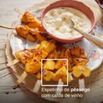 Rita Lobo Instagram - O PÊSSEGO TÁ COM TUDO! 🍑 “Peach Fuzz”, uma tonalidade de pêssego que fica entre o rosa e o laranja, foi anunciada como a cor de 2024 ano pela @pantone, que todo ano elege o tom que simboliza as tendências de moda, design e cultura. Na cozinha, o “Peach Fuzz” rende sobremesas elegantes e vai bem até no drinque. 🤪😂🥂 E como dezembro é época da fruta no Brasil, a gente selecionou algumas ideias. Arrasta pra ver e corre pro  Panelinha.com.br pra ver mais ideias de receitas com pêssego. #ReceitaPanelinha #RitaLobo #ComidaDeVerdade #receitapratica