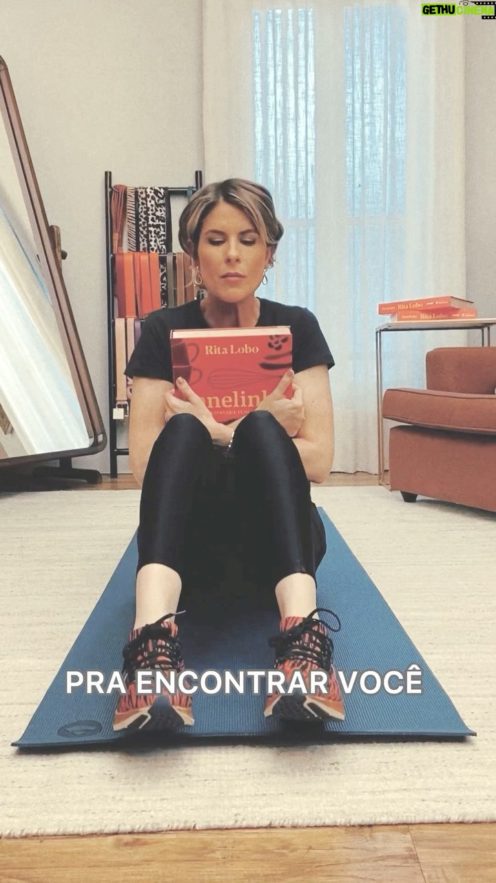 Rita Lobo Instagram - AUTÓGRAFO RELÂMPAGO - Já tô me preparando pra última sessão do ano… Vai ser nesta sexta (8), em São Paulo! Você sabe como funciona, né? A ideia é fazer um encontro mais intimista… É por isso que eu só aviso na hora! Mas eu ainda deixo 30 exemplares do meu novo livro Panelinha autografados na livraria. O Panelinha, publicado em parceria com a @editorasenacsp, é o meu livro definitivo: ele compila o que aprendi de mais relevante sobre alimentação durante essas mais de duas décadas de carreira e tem mais de 550 receitas fotografadas, pensadas pra resolver a alimentação da sua casa de forma saudável, saborosa, prática e acessível. Um baita presente de Natal! Ainda mais autografado, né? Na sexta, aviso onde vai ser o relâmpago desta vez. ✍️⚡ #ReceitaPanelinha #RitaLobo #ComidaDeVerdade #receitapratica