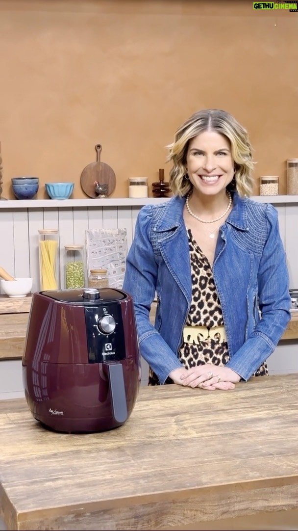 Rita Lobo Instagram - Quem quer conhecer o Estúdio Panelinha? Tanta gente me pede pra ver onde a gente cria o nosso conteúdo que resolvi fazer esse tour rápido! Agora me conta: qual sua área favorita? Pra ter acesso a todas as minhas receitas, é só entrar em Panelinha.com.br. #ReceitaPanelinha #RitaLobo #ComidaDeVerdade #receitapratica
