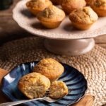 Rita Lobo Instagram - A gente é livre, meu amor, até pra fazer #TBT na terça! 🤪 Esse muffin de banana é tão incrível e prático que merece um repeteco por aqui! Ele é o rei do café da manhã, do lanche das crianças e dos adultos e arrasa até como sobremesa! Na minha AirFryer Oven da linha #ElectroluxPorRitaLobo, o muffin fica pronto em 15 minutos. Como ela é bem espaçosa, os 9 bolinhos podem ser preparados ao mesmo tempo. Se sobrar, manda pro freezer! Eles podem ser congelados por até 3 meses. Demais, né? Os produtos da minha parceria com a @electroluxbr são um PRESENTÃO de Natal! No Panelinha.com.br, você encontra todas as receitas de AirFryer e todos os produtos da minha linha. #TBT #ReceitaPanelinha #RitaLobo #ComidaDeVerdade #ReceitaPratica