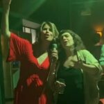 Rita Lobo Instagram - FESTA DA FIRMA – Hoje é dia de comemoração aqui no Panelinha. 💃🏼🕺🏼O Estúdio, que ao longo do ano funciona a mil por hora pra dar conta de produzir todos os nossos projetos, hoje se transforma em casa de shows. De quem? DA EQUIPE PANELINHA! Mas, olha, um dia a gente vai fazer um festão pra comemorar com todo mundo. Pode escrever! 2024 tá chegando!!! #ReceitaPanelinha #RitaLobo #ComidaDeVerdade #ReceitaPratica