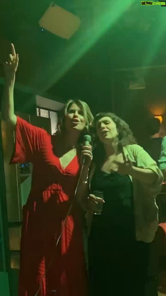 Rita Lobo Instagram - FESTA DA FIRMA – Hoje é dia de comemoração aqui no Panelinha. 💃🏼🕺🏼O Estúdio, que ao longo do ano funciona a mil por hora pra dar conta de produzir todos os nossos projetos, hoje se transforma em casa de shows. De quem? DA EQUIPE PANELINHA! Mas, olha, um dia a gente vai fazer um festão pra comemorar com todo mundo. Pode escrever! 2024 tá chegando!!! #ReceitaPanelinha #RitaLobo #ComidaDeVerdade #ReceitaPratica