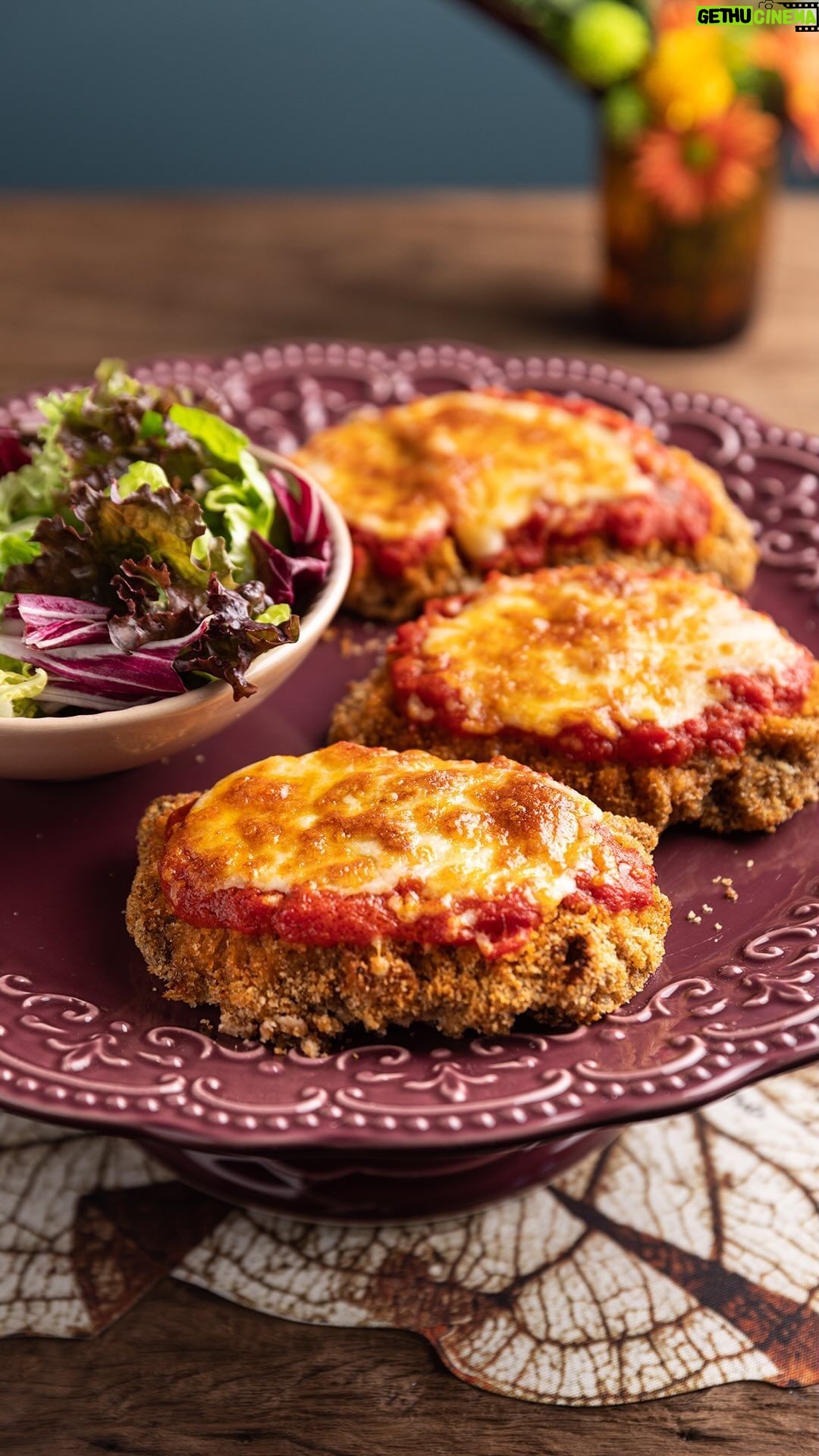 Rita Lobo Instagram - VOCÊ PRECISA PROVAR ESSE BIFE À PARMEGIANA! Com a minha receita, o bife fica com a casquinha crocante, sem fritura. E no modo gratinar da minha AirFryer Oven, o queijo fica no ponto perfeito. Essa preparação ganhou #tbt porque merece uma chance de brilhar na sua cozinha! No Panelinha.com.br você encontra todas as receitas de AirFryer e todos os produtos da minha linha. Se liga que é um presentão de Natal, hein! #TBT #ReceitaPanelinha #RitaLobo #ComidaDeVerdade #ReceitaPratica