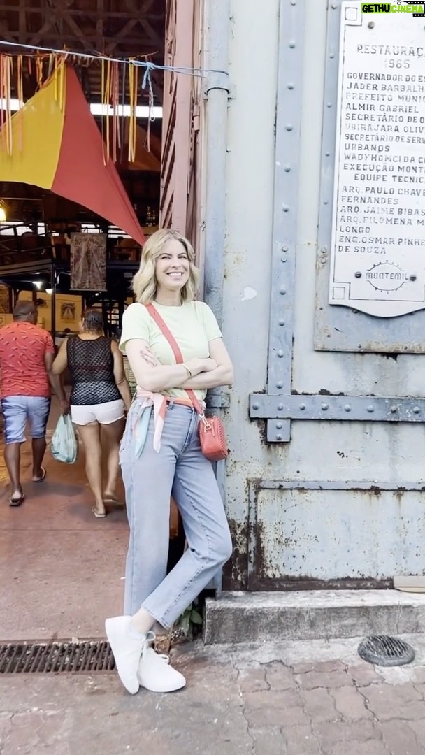 Rita Lobo Instagram - Na próxima sexta (1), além da tradição culinária riquíssima do Pará, você vai conhecer histórias de pessoas incríveis. No vídeo tem um pouquinho de uma caminhada pelo mercado Ver-o-Peso, entre uma gravação e outra. Dá pra perceber o carinho do paraense, né? Que povo mara! No segundo episódio do Prato Feito Brasil, que vai ao ar depois do Globo Repórter, na @tvglobo, vou falar mais sobre outro grupo alimentar do pê-efe, o grupo das carnes. E em Belém, sabe qual o tipo mais consumido? Olha o tanto de água que tem por lá... Peixe! (Só de lembrar deu água na boca.) Se você perdeu a estreia, corre lá no #globoplay pra assistir quando quiser, tá? #PratoFeitoBR #ReceitaPanelinha #RitaLobo #ComidaDeVerdade #ReceitaPratica