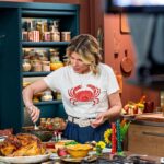 Rita Lobo Instagram - Onde vai ser a ceia de Natal da sua família? Eu já tô chegando com as receitas! Aliás, esse ano vai ter dicas de decoração, sugestão de presentes e muito mais no Especial de Fim de Ano do Cozinha Prática. Tem episódio novo todo dia, de segunda (18) até sexta (22). Sempre às 21h30 no @GNT. No meu blog, dentro do Panelinha.com.br, conto TUDO sobre o especial e também sobre as receitas! #ReceitaPanelinha #CozinhaPráticaNoGNT #RitaLobo #ComidaDeVerdade #ReceitaPratica