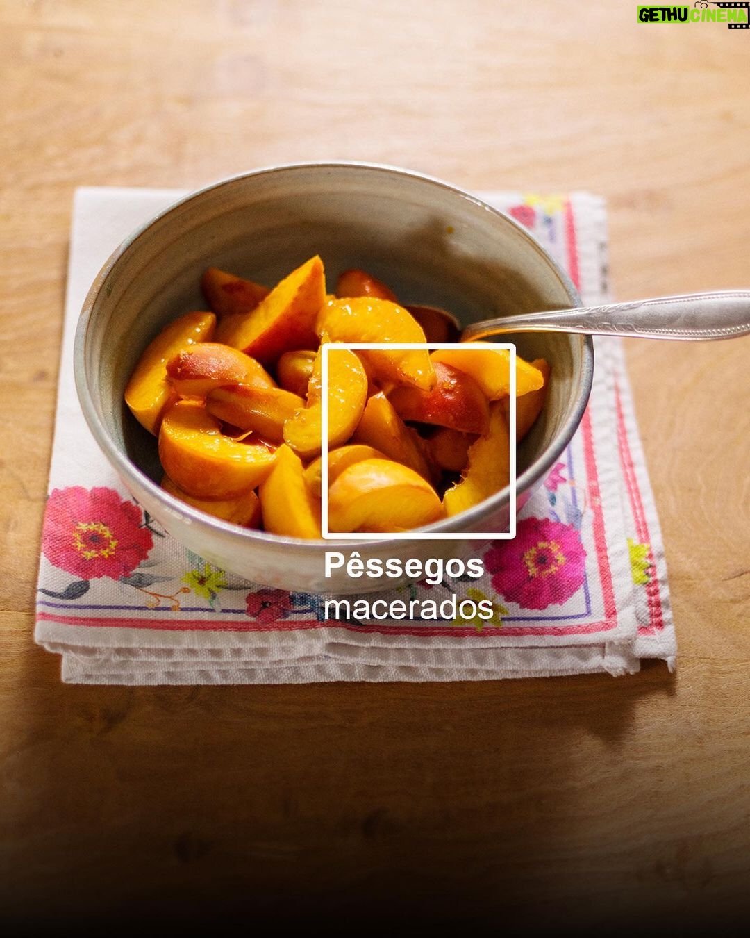 Rita Lobo Instagram - O PÊSSEGO TÁ COM TUDO! 🍑 “Peach Fuzz”, uma tonalidade de pêssego que fica entre o rosa e o laranja, foi anunciada como a cor de 2024 ano pela @pantone, que todo ano elege o tom que simboliza as tendências de moda, design e cultura. Na cozinha, o “Peach Fuzz” rende sobremesas elegantes e vai bem até no drinque. 🤪😂🥂 E como dezembro é época da fruta no Brasil, a gente selecionou algumas ideias. Arrasta pra ver e corre pro Panelinha.com.br pra ver mais ideias de receitas com pêssego. #ReceitaPanelinha #RitaLobo #ComidaDeVerdade #receitapratica