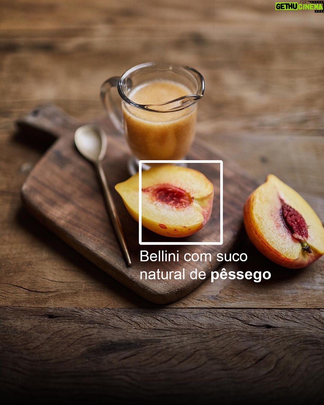 Rita Lobo Instagram - O PÊSSEGO TÁ COM TUDO! 🍑 “Peach Fuzz”, uma tonalidade de pêssego que fica entre o rosa e o laranja, foi anunciada como a cor de 2024 ano pela @pantone, que todo ano elege o tom que simboliza as tendências de moda, design e cultura. Na cozinha, o “Peach Fuzz” rende sobremesas elegantes e vai bem até no drinque. 🤪😂🥂 E como dezembro é época da fruta no Brasil, a gente selecionou algumas ideias. Arrasta pra ver e corre pro Panelinha.com.br pra ver mais ideias de receitas com pêssego. #ReceitaPanelinha #RitaLobo #ComidaDeVerdade #receitapratica