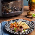 Rita Lobo Instagram - Segunda é sempre um dia corrido por aqui. Por aí também? Quero sugerir duas refeições muito práticas que eu faço na minha AirFryer Oven. Ela é um lançamento da minha parceria com a @ElectroluxBR! Arrasta pro lado pra ver as iscas de peixe com legumes. Fica tudo pronto ao mesmo tempo na AirFryer! Em casa, eu gosto de servir com um molho de tahine, que é aquela pasta de gergelim. Mas um limãozinho também dá conta do recado. Arrasta mais uma vez e você vai ver um franguinho com sabores indianos que anima o jantar da segunda! A sobrecoxa desossada fica marinando por 10 minutinhos numa mistura de iogurte natural com alho, gengibre e especiarias. Aí, eu coloco pra assar no modo rotisserie pra ela ficar úmida, saborosa e com as pontas tostadinhas. Fica incrível com pão, uma saladinha de pepino e molho de iogurte. Claro que o passo a passo das receitas tá no Panelinha.com.br. E lá você encontra mais um monte de ideias pra aproveitar ao máximo a sua AirFryer.