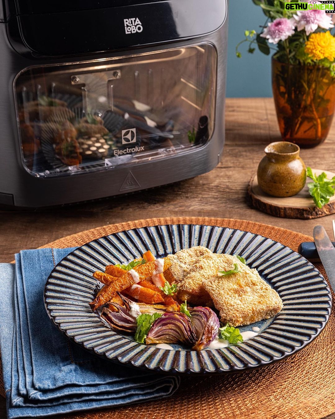Rita Lobo Instagram - Segunda é sempre um dia corrido por aqui. Por aí também? Quero sugerir duas refeições muito práticas que eu faço na minha AirFryer Oven. Ela é um lançamento da minha parceria com a @ElectroluxBR! Arrasta pro lado pra ver as iscas de peixe com legumes. Fica tudo pronto ao mesmo tempo na AirFryer! Em casa, eu gosto de servir com um molho de tahine, que é aquela pasta de gergelim. Mas um limãozinho também dá conta do recado. Arrasta mais uma vez e você vai ver um franguinho com sabores indianos que anima o jantar da segunda! A sobrecoxa desossada fica marinando por 10 minutinhos numa mistura de iogurte natural com alho, gengibre e especiarias. Aí, eu coloco pra assar no modo rotisserie pra ela ficar úmida, saborosa e com as pontas tostadinhas. Fica incrível com pão, uma saladinha de pepino e molho de iogurte. Claro que o passo a passo das receitas tá no Panelinha.com.br. E lá você encontra mais um monte de ideias pra aproveitar ao máximo a sua AirFryer.