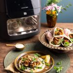 Rita Lobo Instagram - Segunda é sempre um dia corrido por aqui. Por aí também? Quero sugerir duas refeições muito práticas que eu faço na minha AirFryer Oven. Ela é um lançamento da minha parceria com a @ElectroluxBR! Arrasta pro lado pra ver as iscas de peixe com legumes. Fica tudo pronto ao mesmo tempo na AirFryer! Em casa, eu gosto de servir com um molho de tahine, que é aquela pasta de gergelim. Mas um limãozinho também dá conta do recado. Arrasta mais uma vez e você vai ver um franguinho com sabores indianos que anima o jantar da segunda! A sobrecoxa desossada fica marinando por 10 minutinhos numa mistura de iogurte natural com alho, gengibre e especiarias. Aí, eu coloco pra assar no modo rotisserie pra ela ficar úmida, saborosa e com as pontas tostadinhas. Fica incrível com pão, uma saladinha de pepino e molho de iogurte. Claro que o passo a passo das receitas tá no Panelinha.com.br. E lá você encontra mais um monte de ideias pra aproveitar ao máximo a sua AirFryer.
