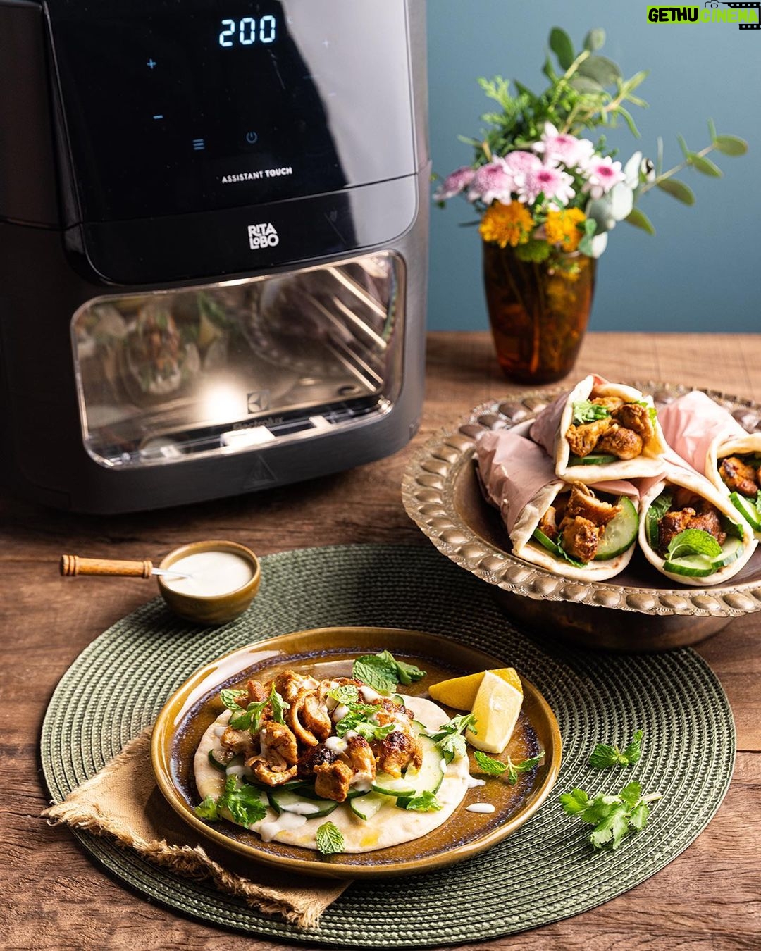 Rita Lobo Instagram - Segunda é sempre um dia corrido por aqui. Por aí também? Quero sugerir duas refeições muito práticas que eu faço na minha AirFryer Oven. Ela é um lançamento da minha parceria com a @ElectroluxBR! Arrasta pro lado pra ver as iscas de peixe com legumes. Fica tudo pronto ao mesmo tempo na AirFryer! Em casa, eu gosto de servir com um molho de tahine, que é aquela pasta de gergelim. Mas um limãozinho também dá conta do recado. Arrasta mais uma vez e você vai ver um franguinho com sabores indianos que anima o jantar da segunda! A sobrecoxa desossada fica marinando por 10 minutinhos numa mistura de iogurte natural com alho, gengibre e especiarias. Aí, eu coloco pra assar no modo rotisserie pra ela ficar úmida, saborosa e com as pontas tostadinhas. Fica incrível com pão, uma saladinha de pepino e molho de iogurte. Claro que o passo a passo das receitas tá no Panelinha.com.br. E lá você encontra mais um monte de ideias pra aproveitar ao máximo a sua AirFryer.