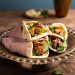 Rita Lobo Instagram - Segunda é sempre um dia corrido por aqui. Por aí também? Quero sugerir duas refeições muito práticas que eu faço na minha AirFryer Oven. Ela é um lançamento da minha parceria com a @ElectroluxBR! Arrasta pro lado pra ver as iscas de peixe com legumes. Fica tudo pronto ao mesmo tempo na AirFryer! Em casa, eu gosto de servir com um molho de tahine, que é aquela pasta de gergelim. Mas um limãozinho também dá conta do recado. Arrasta mais uma vez e você vai ver um franguinho com sabores indianos que anima o jantar da segunda! A sobrecoxa desossada fica marinando por 10 minutinhos numa mistura de iogurte natural com alho, gengibre e especiarias. Aí, eu coloco pra assar no modo rotisserie pra ela ficar úmida, saborosa e com as pontas tostadinhas. Fica incrível com pão, uma saladinha de pepino e molho de iogurte. Claro que o passo a passo das receitas tá no Panelinha.com.br. E lá você encontra mais um monte de ideias pra aproveitar ao máximo a sua AirFryer.