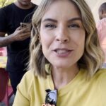 Rita Lobo Instagram - Quem assistiu à estreia do Prato Feito Brasil? Tô realizada de ter conseguido falar pra mais gente sobre a importância do arroz com feijão e ter contado histórias de pessoas incríveis. O que é a força da Zânia? O que você não viu é que, antes da gravação começar, a Joana, que é boleira de mão cheia, preparou uma surpresa pra equipe! Que red velvet delicioso!!!! E olha que legal o jeito que ela corta as fatias! Se você perdeu o 1º episódio da minha série documental na TV Globo, pode assistir hoje (sábado), às 20h25, no #GNT. E, claro, também pode ver no #globoplay, quando quiser! Na próxima sexta, tem episódio novo, sempre depois do Globo Repórter. #PratoFeitoBR #ReceitaPanelinha #RitaLobo #ComidaDeVerdade #ReceitaPratica