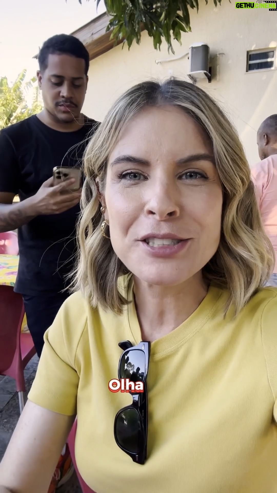 Rita Lobo Instagram - Quem assistiu à estreia do Prato Feito Brasil? Tô realizada de ter conseguido falar pra mais gente sobre a importância do arroz com feijão e ter contado histórias de pessoas incríveis. O que é a força da Zânia? O que você não viu é que, antes da gravação começar, a Joana, que é boleira de mão cheia, preparou uma surpresa pra equipe! Que red velvet delicioso!!!! E olha que legal o jeito que ela corta as fatias! Se você perdeu o 1º episódio da minha série documental na TV Globo, pode assistir hoje (sábado), às 20h25, no #GNT. E, claro, também pode ver no #globoplay, quando quiser! Na próxima sexta, tem episódio novo, sempre depois do Globo Repórter. #PratoFeitoBR #ReceitaPanelinha #RitaLobo #ComidaDeVerdade #ReceitaPratica