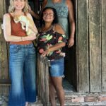 Rita Lobo Instagram – ISSO A GLOBO NÃO MOSTRA! 😻Na próxima sexta (24), vai ao ar o 1º episódio da minha série documental, Prato Feito Brasil. Sim, é sobre o nosso jeito de comer, sobre o jeito que a gente cozinha, sobre a gente. Mas o que ninguém sabe é que, nos bastidores, fiz amizade com gatos pelo Brasil todo!!! Eles sabem quando o humano gosta deles. São carinhos, divertidos, lindos! 

Eu tenho três: o Leo Brooks foi adotado, a Lilian Fleishman foi herdada e a Miriam Maisel me adotou. Juro! Não tive escolha. E eles trazem amor e alegria pra nossa casa diariamente. 

Mas voltando ao Prato Feito Brasil… já coloca no celular: é sexta que vem, depois do Globo Repórter! 

Você vai descobrir que sabe muito mais sobre alimentação saudável do que pensava… E ainda vai conhecer seres humanos maravilhosos que, sem saber, estão defendendo a comida de verdade no nosso país. (E isso não é pouca coisa diante desse sistema alimentar que faz de tudo pra você consumir ultraprocessados em todas as refeições.)

Mãe, eu tô na Globo!!! E falando de comida de verdade!!!!! 💚💛 Viva o arroz com feijão!