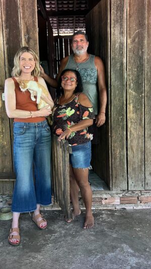 Rita Lobo Instagram - ISSO A GLOBO NÃO MOSTRA! 😻Na próxima sexta (24), vai ao ar o 1º episódio da minha série documental, Prato Feito Brasil. Sim, é sobre o nosso jeito de comer, sobre o jeito que a gente cozinha, sobre a gente. Mas o que ninguém sabe é que, nos bastidores, fiz amizade com gatos pelo Brasil todo!!! Eles sabem quando o humano gosta deles. São carinhos, divertidos, lindos! 

Eu tenho três: o Leo Brooks foi adotado, a Lilian Fleishman foi herdada e a Miriam Maisel me adotou. Juro! Não tive escolha. E eles trazem amor e alegria pra nossa casa diariamente. 

Mas voltando ao Prato Feito Brasil… já coloca no celular: é sexta que vem, depois do Globo Repórter! 

Você vai descobrir que sabe muito mais sobre alimentação saudável do que pensava… E ainda vai conhecer seres humanos maravilhosos que, sem saber, estão defendendo a comida de verdade no nosso país. (E isso não é pouca coisa diante desse sistema alimentar que faz de tudo pra você consumir ultraprocessados em todas as refeições.)

Mãe, eu tô na Globo!!! E falando de comida de verdade!!!!! 💚💛 Viva o arroz com feijão!