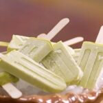 Rita Lobo Instagram – RECEITA: PICOLÉ DE ABACATE COM LIMÃO! Quer dizer, eu usei avocado na receita, mas super funciona com abacate, tá?
Então, chama todo mundo pra cozinha que hoje é dia de sorvete!
A lista de ingredientes tá abaixo e no vídeo tem passo a passo, bem explicadinho.
INGREDIENTES
2 avocados maduros (ou 1 1/2 xícara de abacate em cubos)
2 potes de iogurte natural sem açúcar (170 g cada pote)
2 limões-taiti
⅔ de xícara (chá) de açúcar
A receita completa também está no Panelinha.com.br
#ReceitaPanelinha
#CozinhaPráticaNoGNT
#RitaLobo
#ComidaDeVerdade
#receitapratica