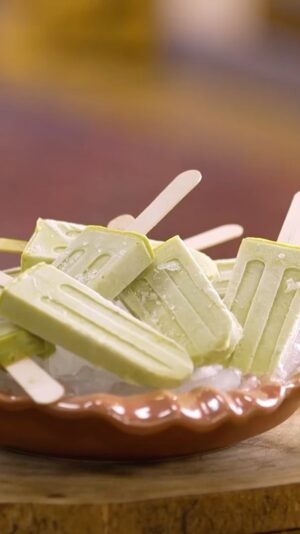 Rita Lobo Instagram - RECEITA: PICOLÉ DE ABACATE COM LIMÃO! Quer dizer, eu usei avocado na receita, mas super funciona com abacate, tá?

Então, chama todo mundo pra cozinha que hoje é dia de sorvete!

A lista de ingredientes tá abaixo e no vídeo tem passo a passo, bem explicadinho.

INGREDIENTES
2 avocados maduros (ou 1 1/2 xícara de abacate em cubos) 
2 potes de iogurte natural sem açúcar (170 g cada pote)
2 limões-taiti
⅔ de xícara (chá) de açúcar

A receita completa também está no Panelinha.com.br

#ReceitaPanelinha
#CozinhaPráticaNoGNT
#RitaLobo
#ComidaDeVerdade
#receitapratica