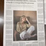 Rita Lobo Instagram – Hoje tem entrevista na coluna da Mônica Bergamo, na Folha de S.Paulo. Recebi a repórter Karina Matias no Estúdio Panelinha, onde conversamos por 2 horas. Um papo que partiu do início da minha carreira e chegou até essa grande novidade que é o lançamento do Prato Feito Brasil, minha série documental que estreia na Globo no próximo dia 24. E eu nem percebi que se passaram quase 30 anos entre um momento e outro… Estava ocupadíssima, tentando convencer todo mundo a entrar na cozinha. Quem vem comigo defender a comida de verdade? O resumo da conversa está aí.