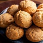 Rita Lobo Instagram - TÁ DE BROA? Vem ver como preparar a clássica broinha de fubá, que infla no forno e fica oca, deliciosa. No vídeo, revelo os truques pra receita dar certo.  No Cozinha Prática de hoje, também mostro o passo a passo da broa caxambu, tipo biscoito, e dou ideias pra salvar a broa que não cresceu, murchou ou saiu do forno dura demais. Não vai perder, hein!  As receitas já estão no Panelinha.com.br #ReceitaPanelinha #CozinhaPráticaNoGNT #RitaLobo #ComidaDeVerdade #ReceitaPratica