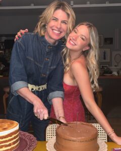Rita Lobo Instagram - Filha! Nem acredito que hoje fez 19 anos que você chegou. Você é a luz da minha vida!!! É demais ver você se desenvolvendo, fazendo suas escolhas, dando seus passos e já trilhando um caminho tão bonito. Te amo, Dora. Conte comigo pra tudo. Sempre.
