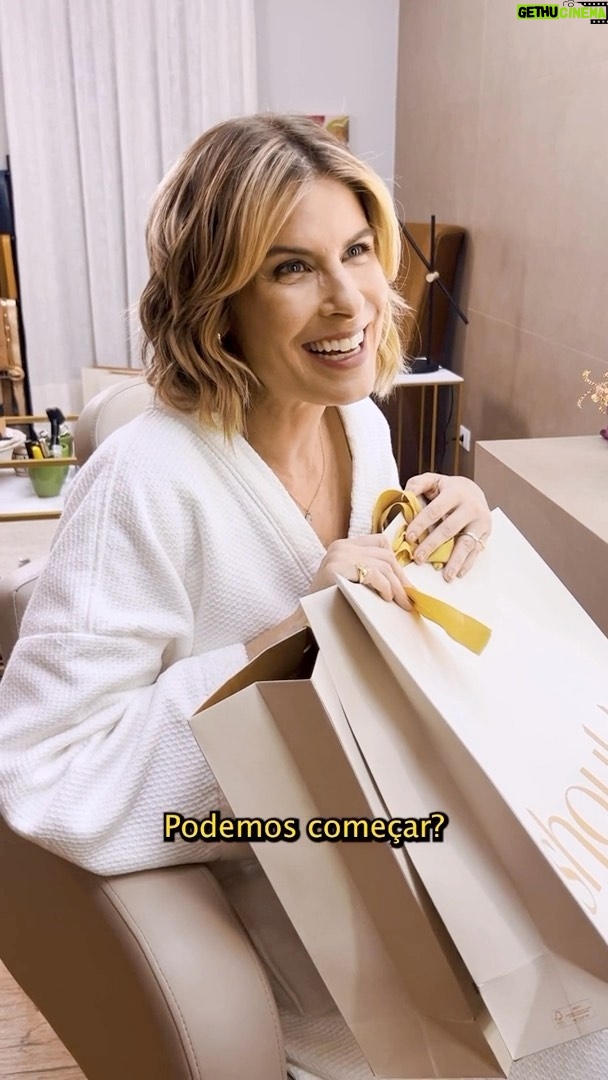 Rita Lobo Instagram - Tô tão animada com esse projeto novo! Vai ter #ReceitaDoLook nesse fim de ano. Junto com a minha parceira @shoulderoficial, vou mostrar os meus looks pras mais variadas ocasiões. E as peças já chegaram aqui no meu camarim no Estúdio Panelinha. Semana que vem eu posto o primeiro vídeo, tá? #ReceitaShoulder #RoupaBoaShoulder #ShoulderOficial