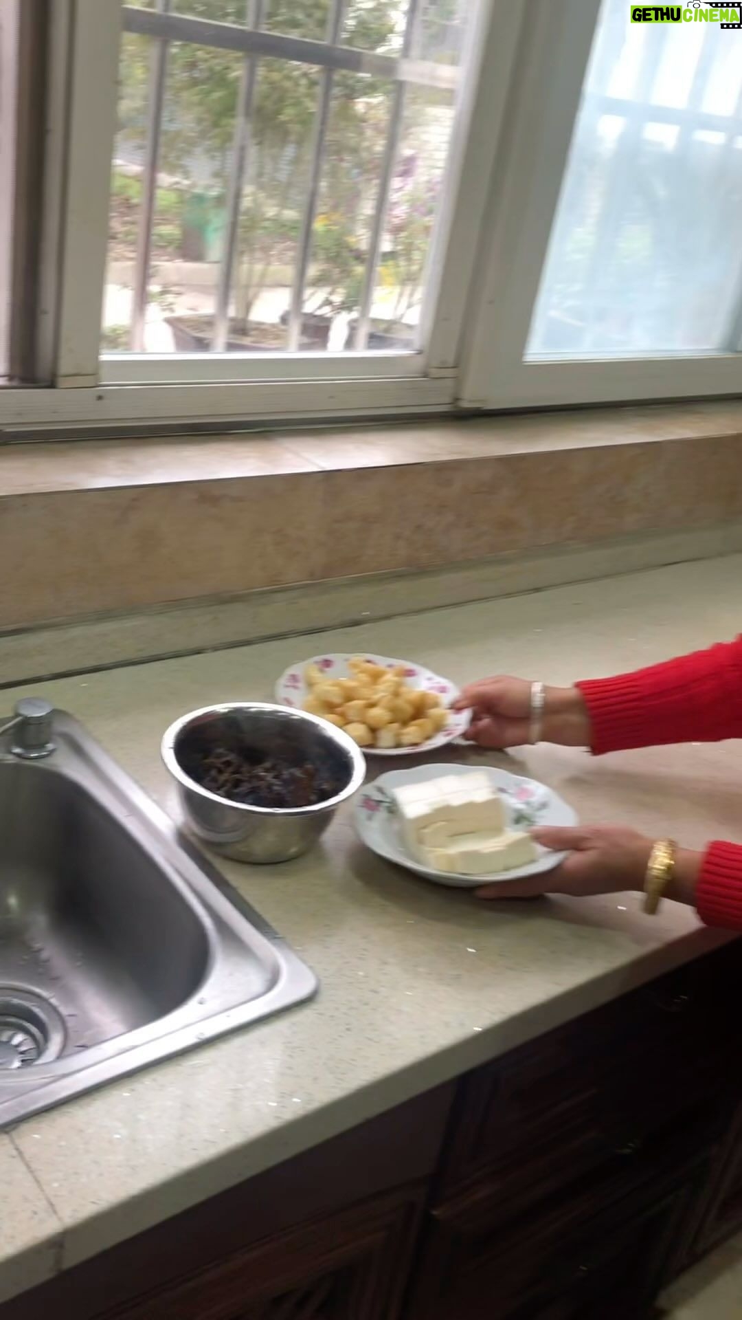 Rita Lobo Instagram - Há exatamente 4 anos, meu dia começou assim, na China, numa cidade do interior, na casa desta senhora, que logo cedo estava preparando o almoço. Eu queria saber o que as pessoas cozinhavam no dia a dia. Foi um pequeno desvio de percurso, a meu pedido, aos organizadores da viagem. Éramos um grupo de seis produtores de conteúdo brasileiros, convidados por uma associação chinesa que promove parcerias bilaterais. O propósito era conhecer empresas chinesas — como o Alibaba, Kwai. Entre uma cidade e outra, paramos numa zona rural para conhecer um outro lado da China, muito diferente das grandes cidades. Enquanto fui ver o preparo do almoço, os outros foram conhecer um pouco do comércio local. E depois nos encontramos num restaurante muito interessante, mantido pela comunidade local. Antes de chegarmos no nosso destino, ainda paramos para ver os pandas. Eu não imaginei que ficaria tão encantada! Assistindo a essas imagens, tudo parece tão distante. E não apenas geograficamente. Essa viagem foi um pouquinho antes do início da pandemia. Apesar de a gente não pensar mais nisso – graças a Deus! ¬–, tudo mudou de lá pra cá. (Mas a minha vontade de saber mais sobre alimentação e ajudar todo mundo a cozinhar mais e comer melhor, continua a mesma.)