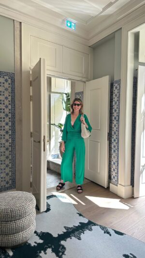 Rita Lobo Instagram - Tirei 10 dias de férias e fui pra Portugal com três amigas. Aqui tem um resumo de hotéis, restaurantes e passeios que curti. Só não inclui as lojas de louças e cerâmicas, porque isso fica pra outro post, tá? Mas aqui tem também os looks.

Então vamos lá! 
- Todos os tricôs são da @bonneterie! (Eu amo tricô porque dá uma carinha mais sofisticada pro look prático).
- O macacão verde é da @voaroficialbr, que faz peças de jersey que vestem superbem. E não amassam! 
- A saia branca é da @shoulderoficial, fresquinha e elegante. E a calça cargo, comprei na viagem. É da @cosstores.

- Em Lisboa, fiquei no @palacioludovicehotelofficial, um hotel super charmoso entre o Príncipe Real e o Chiado. Na minha opinião, a região mais gostosa de ficar.
- O meu restaurante favorito na cidade é uma portinha, um lugar realmente simples, com a mãe na cozinha, o pai no caixa e a filha atendendo os clientes. Chama Restaurante das Flores. Por lá, comi pescados grelhados, batata cozida e grelos, uma verdura deliciosa.
- Ah, o Jardim Botânico do Príncipe Real... Que lugar lindo. E a exposição de cerâmicas, que parecem comida de verdade, é genial!
- Outro restaurante muito gostoso, porém mais moderninho, é o Tapisco. (O ‘porém mais moderninho’ é porque, em Portugal, prefiro os restaurantes mais tradicionais. Mas esse é muito bom. Vale abrir a exceção.) 
- Pra quem curte cerâmica, o @museunazulejo é sempre um bom passeio.
- E uma passadinha pelo museu @maatmuseum também é uma boa ideia, porém não no fim de semana... É muito lotado!

- Fomos pra Comporta encontrar com a minha amiga @helenalunardelli, que abriu uma loja por lá há alguns anos. Como eu tava com saudade, Helena! Ficamos na @quintadacomporta e o melhor almoço foi no @restaurante_sal_comporta. Ah, e a loja da Helena é a @caju_comporta.

- No Douro, ficamos no @octant.douro, um hotel com spa, perfeito pra descansar. 

- E na volta pra Lisboa, passamos por Aveiro pra comer ovos moles do Aveiro – em Aveiro. E a melhor confeitaria é a Peixinho. E sim, comi em outras pra comparar. Rs

E esse foi o meu roteiro de férias kasamiga em Portugal!