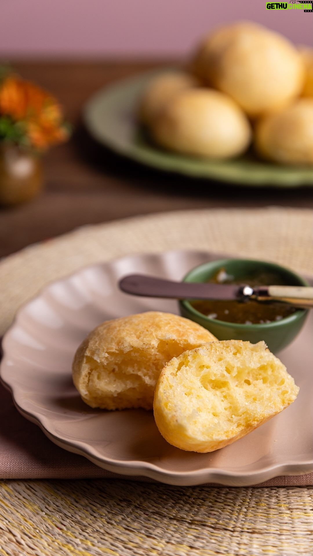 Rita Lobo Instagram - RECEITA: PÃO DE QUEIJO! Você pode assar na hora ou congelar a massa já modelada crua. Aí, quando quiser pão de queijo quentinho, é só levar do congelador ao forno. No episódio de hoje do Cozinha Prática, ainda respondo a dúvidas reais dos seguidores sobre este patrimônio da cozinha brasileira. Ah, e se você foi trollado por uma receitinha que deu errado, mostro como dar um final feliz pra ela! Quero acabar com seus dramas culinários! O Cozinha Prática inédito vai ao ar às segundas e quintas, às 21h30, no GNT. Todas as minhas receitas estão no Panelinha.com.br. #ReceitaPanelinha #CozinhaPráticaNoGNT #RitaLobo #ComidaDeVerdade #ReceitaPratica