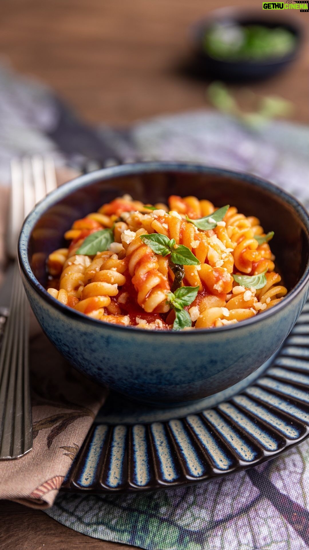Rita Lobo Instagram - Tem 5 minutos? É o tempo de cozinhar o macarrão com o molho na panela de pressão. Essa receita vai mudar pra sempre seus dias de preguiça. Então, aproveita que hoje é o Dia Mundial do Macarrão e corre lá no Panelinha que tem essa e mais de 150 receitas de macarrão.