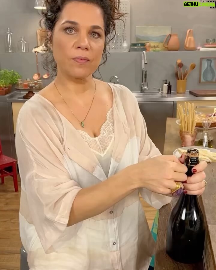 Rita Lobo Instagram - Hoje é dia de desejar feliz aniversário pra maravilhosa @isabelteixeira, minha amiga desde 1984. E desde a infância ela transforma tudo em festa, em alegria, em amor. Ela é generosa, criativa, tem essa alma de artista, criadora, diretora. E eu tenho provas... Arrasta pra ver o que aconteceu nos bastidores do Estúdio Panelinha quando ela veio gravar o Cozinha Prática comigo! Bel, que esse seu novo ciclo seja um espetáculo, cheio de boas surpresas. Te amo, amiga.