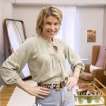 Rita Lobo Instagram – Vem acompanhar uma prova de figurino aqui no Estúdio @Panelinha_RitaLobo. Uhu! Tem CURSO novo chegando, tem CENÁRIO novo da Escola Panelinha e tem FIGURINO escolhido a dedo. 👗

Sabe como escolho a roupa que vou usar pra gravar? São muitos fatores e um dos mais importantes é… a cor do cenário! Se o meu fundo é numa cor quente, o ideal é usar um look em cor fria. Ou melhor, se eu quiser ganhar um destaque. Mas se eu quiser mimetizar, escolho uma cor que seja da mesma temperatura do cenário. Sou tão treinada a fazer isso que, no fim de semana, quando vou almoçar na casa de algum amigo, na hora de escolher a roupa, penso na decoração da casa. Kkk Mas rapidinho lembro que não é gravação e vou com o look que der vontade. 

Você sabe quais cores ficam bem pra você? E você gosta das cores que ficam bem pra você? São coisas diferentes…  

#Bastidores
#ReceitaPanelinha
#RitaLobo
#ComidaDeVerdade
#ReceitaPratica