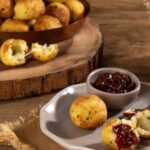 Rita Lobo Instagram - AIRFRYER + ARROZ + QUEIJO = RECEITA PERFEITA! Tem arroz dando sopa na geladeira? Ótimo motivo pra provar esse bolinho! Ele faz tanto sucesso sempre que aparece por aqui que vale muito um #TBT! Dá uma olhada na lista de ingredientes. 3 ½ xícaras (chá) de arroz cozido 1 ovo ¼ de xícara (chá) de leite ½ colher (chá) de sal 3 ramos de salsinha ¼ de xícara (chá) de queijo parmesão ralado fino 40 g de queijo muçarela em peça noz-moscada ralada na hora gosto pimenta-do-reino moída na hora a gosto azeite para untar as mãos e pincelar os bolinhos O modo de preparo está no vídeo e o passo a passo e no Panelinha, junto com todas as minhas receitas e também minhas AirFryers da linha #ElectroluxPorRitaLobo. #ReceitaPanelinha #RitaLobo #ComidaDeVerdade #ReceitaPratica