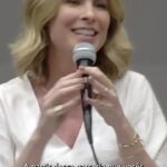 Rita Lobo Instagram - As receitas do Panelinha chegam até a sua cozinha por muitos caminhos: pelo site, pelos livros, pela TV, pelos cursos, por um link enviado por WhatsApp, pelos stories, por um vídeo do YouTube. Mas elas sempre começam no mesmo lugar: nos testes da Cozinha Panelinha e na base científica da nossa parceria com o @nupensusp, o Núcleo de Pesquisas Epidemiológicas em Nutrição e Saúde da USP. Tem muita pesquisa e conhecimento acadêmico nesse trabalho! Eu já falei muito aqui desse encontro do Panelinha com o NUPENS. É uma relação mais do que especial. Teoria e prática andando juntas pra defender a comida de verdade e garantir alimentação saudável nas suas refeições. Neste vídeo, que foi gravado na casa do NUPENS, a Faculdade de Saúde Pública da USP, você fica sabendo como essa parceria começou. No canal Panelinha no YouTube tem mais desse bate-papo. Mas antes, deixa eu contar um pouquinho quem são os professores Carlos Monteiro e Patrícia Jaime. (Eu sei que já falei deles pra você algumas vezes. Mas eu acho os dois incríveis e não canso de contar isso pra todo mundo.) O professor Carlos Monteiro é quem criou o termo ultraprocessado e a classificação dos alimentos por grau de processamento. Ele é o organizador do Guia Alimentar para a População Brasileira e é um dos cientistas mais citados do mundo. É professor sênior da Faculdade de Saúde Pública da USP e coordenador-emérito do Núcleo de Pesquisas Epidemiológicas em Nutrição e Saúde, o NUPENS/USP, parceiro científico do Panelinha. A professora Patrícia Jaime é a coordenadora científica do NUPENS/USP, professora titular e vice-diretora da Faculdade de Saúde Pública da USP, com pós-doutorado no NUPENS/USP e na London School of Hygiene and Tropical Medicine. Ela integrou a equipe que elaborou o Guia Alimentar para a População Brasileira. Aliás, foi a Patrícia quem articulou, enquanto trabalhava no Ministério da Saúde, a reformulação do Guia, esse documento revolucionário, que completa 10 anos no ano que vem.