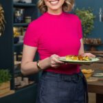 Rita Lobo Instagram – Hortaliça não é só salada! Além de deixar os pratos mais saborosos e coloridos, comer mais legumes e verduras é o segredo pra melhorar a alimentação. No vídeo dou várias ideias pra incluir as hortaliças no dia a dia com criatividade.

No Cozinha Prática, mostrei uma deliciosa quiche de abóbora e brócolis assados que também é um jeito incrível de levar os legumes pra mesa. A receita já está no Panelinha.com.br junto com todas as outras que mostro no vídeo!

O Cozinha Prática inédito vai ao ar segunda e quinta, às 21h30, no GNT. 

#ReceitaPanelinha
#CozinhaPráticaNoGNT
#RitaLobo
#ComidaDeVerdade
#ReceitaPratica