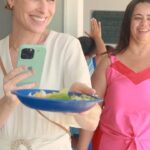 Rita Lobo Instagram – No Mês da Alimentação (que não deveria ser comemorado só em outubro, né?), quero mostrar pra você a minha visita à Escola Classe Kanegae, no Distrito Federal. Fui lá com o pessoal do Programa Mundial de Alimentos da ONU (@wfpbrasil), que apoia diversos países em projetos como esse, que combatem a fome e a má nutrição e promovem um ambiente alimentar saudável. E põe saudável nisso! Olha que delícia o almoço que as minhas colegas da cozinha prepararam pros alunos (e pra mim). Como Apoiadora Oficial do WFP no Brasil, vou continuar mostrando o trabalho incrível que a agência faz em defesa da comida de verdade.