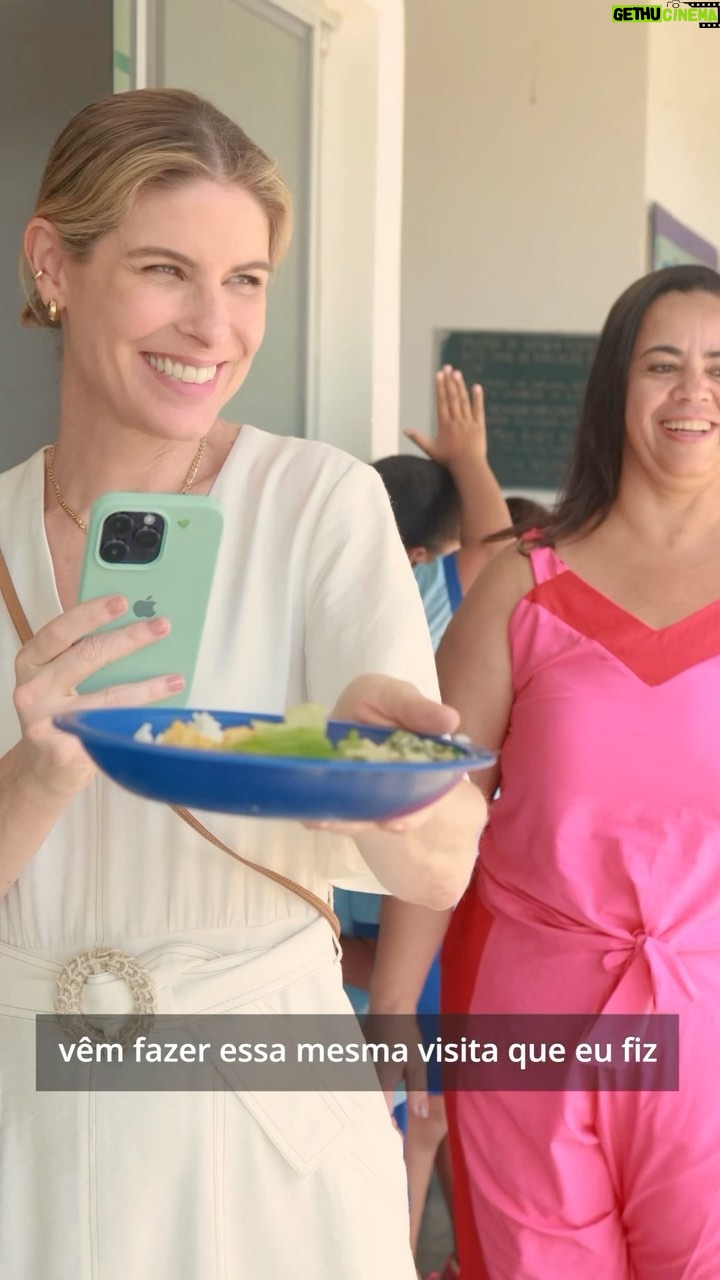 Rita Lobo Instagram - No Mês da Alimentação (que não deveria ser comemorado só em outubro, né?), quero mostrar pra você a minha visita à Escola Classe Kanegae, no Distrito Federal. Fui lá com o pessoal do Programa Mundial de Alimentos da ONU (@wfpbrasil), que apoia diversos países em projetos como esse, que combatem a fome e a má nutrição e promovem um ambiente alimentar saudável. E põe saudável nisso! Olha que delícia o almoço que as minhas colegas da cozinha prepararam pros alunos (e pra mim). Como Apoiadora Oficial do WFP no Brasil, vou continuar mostrando o trabalho incrível que a agência faz em defesa da comida de verdade.