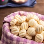 Rita Lobo Instagram – CRIANÇAS NA COZINHA! Que tal comemorar o dia brincando de massinha com seu filho, só que na cozinha? Os sequilhos que ensino no vídeo ficam deliciosos e são uma ótima estratégia pra aproximar a criançada do preparo dos alimentos e também pra criar memórias afetivas com comida de verdade – em vez de marcas.

O passo a passo tá no vídeo. E os ingredientes abaixo.

2 xícaras (chá) de amido de milho
⅓ de xícara (chá) de açúcar
125 g de manteiga em temperatura ambiente
1 gema
amido de milho para polvilhar a bancada

A receita tá no Panelinha.com.br