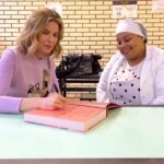 Rita Lobo Instagram – Na semana do Dia das Crianças, quero agradecer à Kellen e a todas as profissionais que cuidam da alimentação das crianças nas escolas públicas. O trabalho que as merendeiras fazem diariamente é fundamental. E não é simples. 

Nos últimos meses, viajei pelo país todo pra gravar o #PratoFeitoBr, minha série documental que vai ao ar no fim de novembro na @TVGlobo. Numa das gravações, tive o privilégio de conhecer a Kellen e saber mais sobre os desafio e as alegrias de colocar no prato dos alunos arroz com feijão, legumes, verduras e alguma carne. Pessoas como a Kellen fazem com que a alimentação saudável, baseada em comida de verdade, em arroz com feijão, seja uma realidade pra uma parcela gigantesca da população infantil no país. 

Obrigada por dividir a sua experiência comigo, Kellen. Foi uma honra gravar com você.