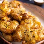 Rita Lobo Instagram - Tá estressado? Essa é pra você que curte reequilibrar as energias na cozinha. Vai de batatas ao murro. São ótimas pra mandar o estresse pra longe. E, se você usar a função ‘airfry’ do novo forno elétrico da @electroluxbr, nem precisa virar na metade do tempo: as batatas ficam crocantes por fora e macias por dentro. Dá uma espiada no passo a passo que mostro no vídeo. A receita também já tá no site Panelinha.com.br. No site da #electroluxbr você encontra o produto pelo código OE9XB.