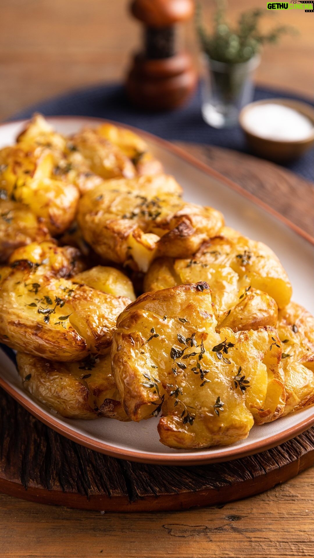 Rita Lobo Instagram - Tá estressado? Essa é pra você que curte reequilibrar as energias na cozinha. Vai de batatas ao murro. São ótimas pra mandar o estresse pra longe. E, se você usar a função ‘airfry’ do novo forno elétrico da @electroluxbr, nem precisa virar na metade do tempo: as batatas ficam crocantes por fora e macias por dentro. Dá uma espiada no passo a passo que mostro no vídeo. A receita também já tá no site Panelinha.com.br. No site da #electroluxbr você encontra o produto pelo código OE9XB.